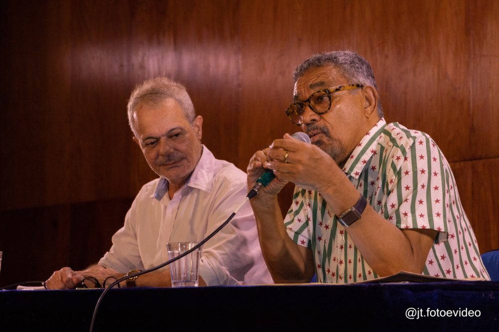 Os professores Muniz Sodré (direita) e Ricardo Freitas (esquerda)