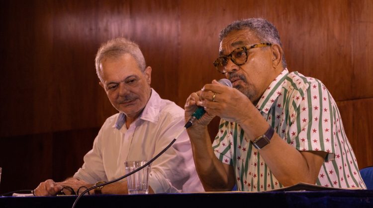Os professores Muniz Sodré (direita) e Ricardo Freitas (esquerda)
